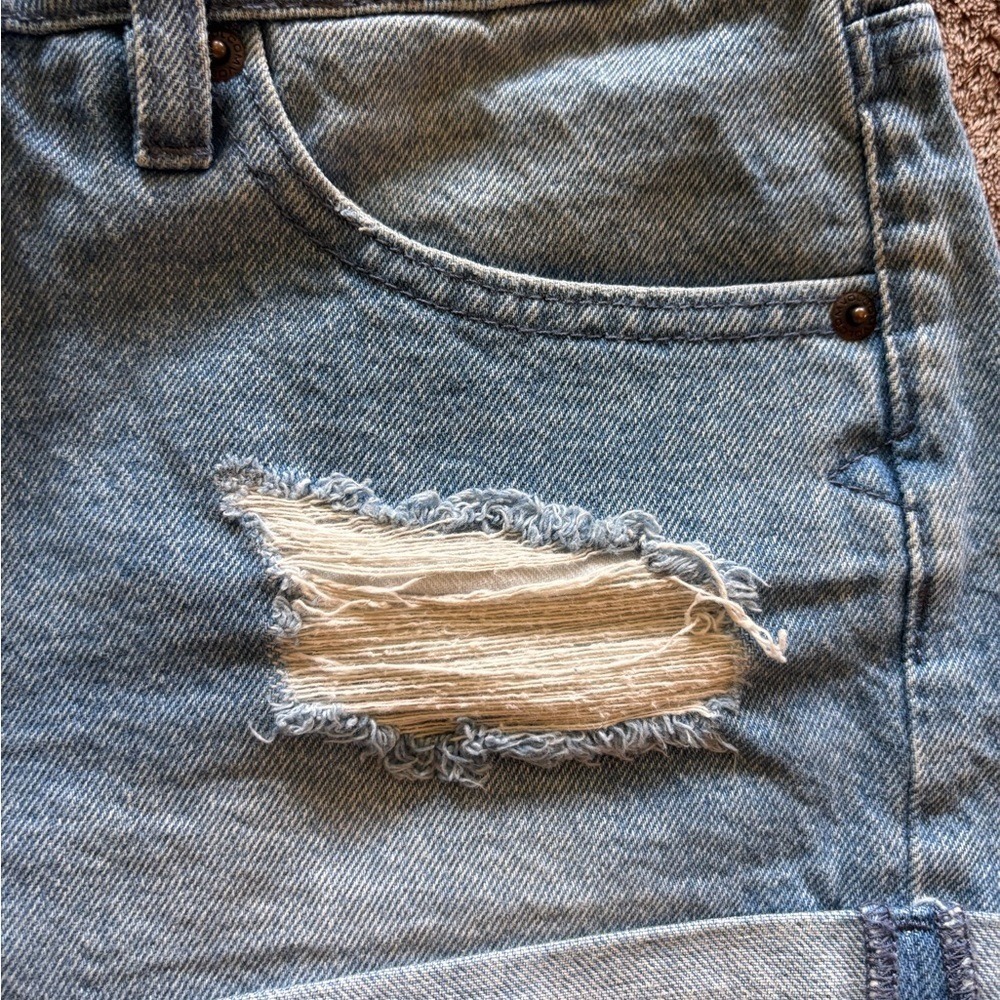 Volcom Stoned Rolled Distressed Denim Shorts Light Wash Blue Size 9 29 Waist - Picture 8 of 9